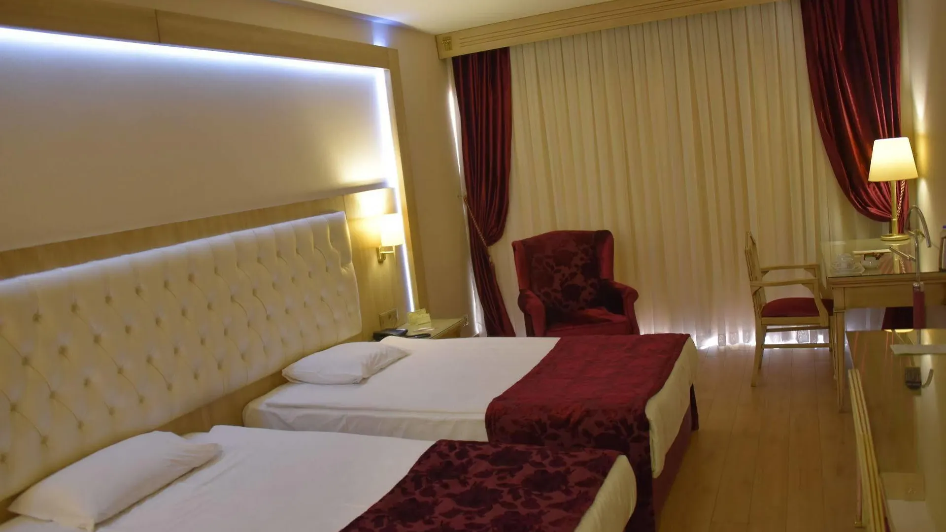 Ege Palas İzmir 4*,